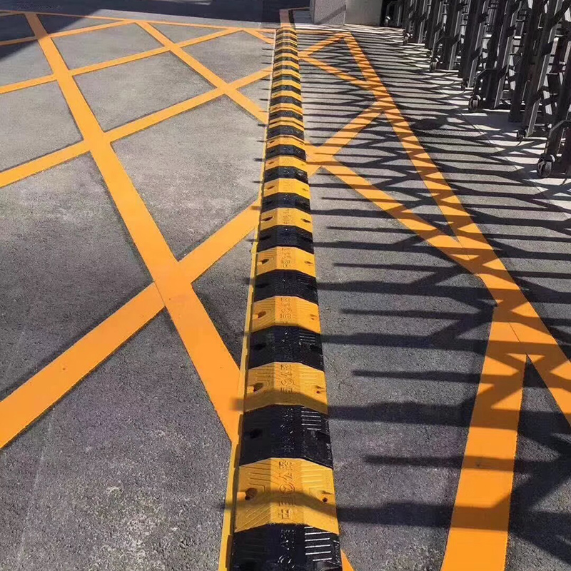 公路減速設(shè)施面面觀 從傳統(tǒng)鑄鋼到現(xiàn)代橡膠減速帶
